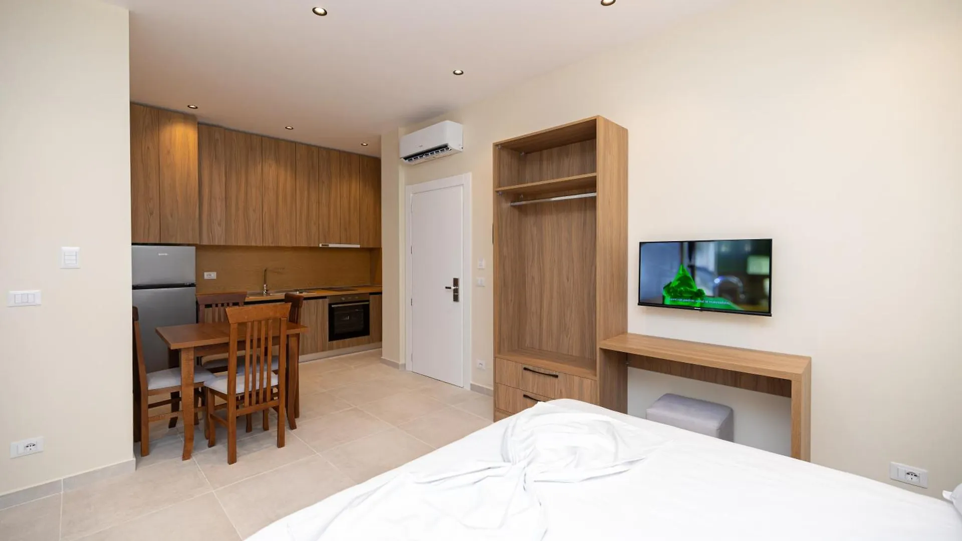 Hotel Aluor Vlorë 0*,  アルバニア