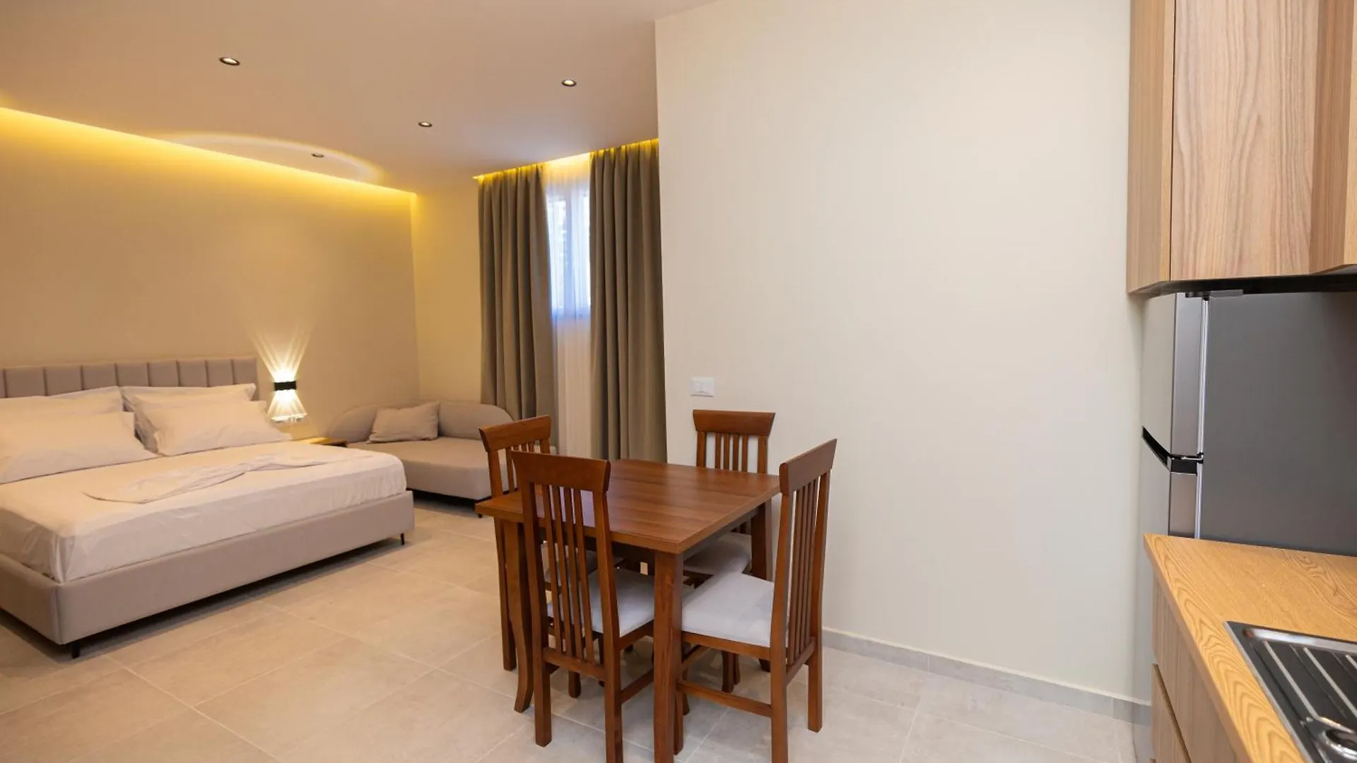 Hotel Aluor Vlorë 0*,  アルバニア